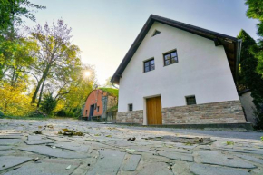 SKLÍPEK POD STOLOVOU HOROU